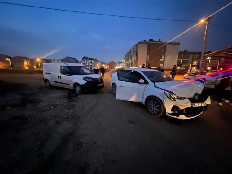 BURSA'NIN İNEGÖL İLÇESİNDE MEYDANA GELEN KAZADA ARAÇLAR ÇARPIŞTI; 2 KİŞİ YARALANDI.