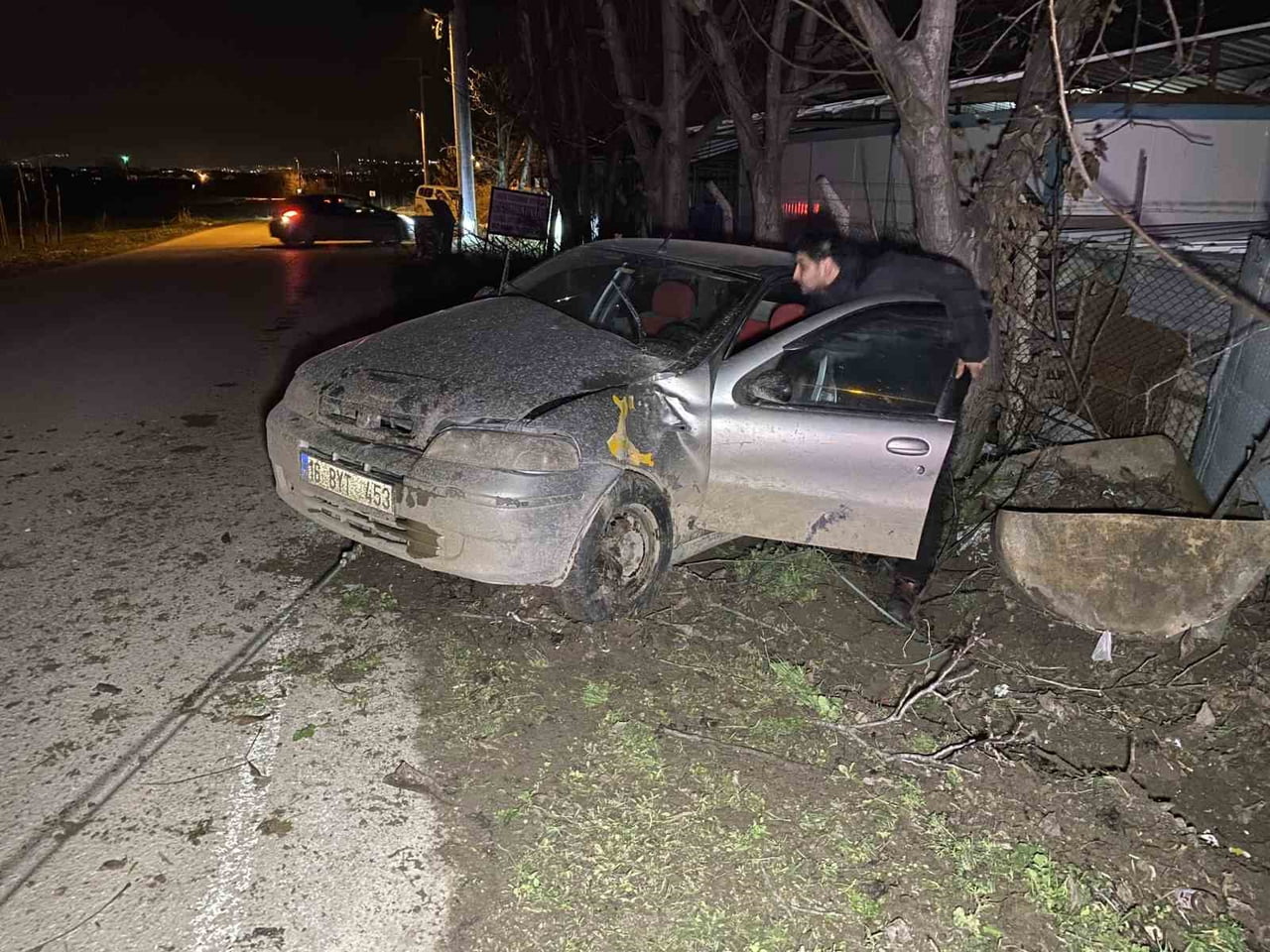 BURSA'NIN İNEGÖL İLÇESİNDE MEYDANA GELEN KAZADA KONTROLDEN ÇIKAN OTOMOBİL AĞACA ÇARPTI: 4 GENÇ KIZ...