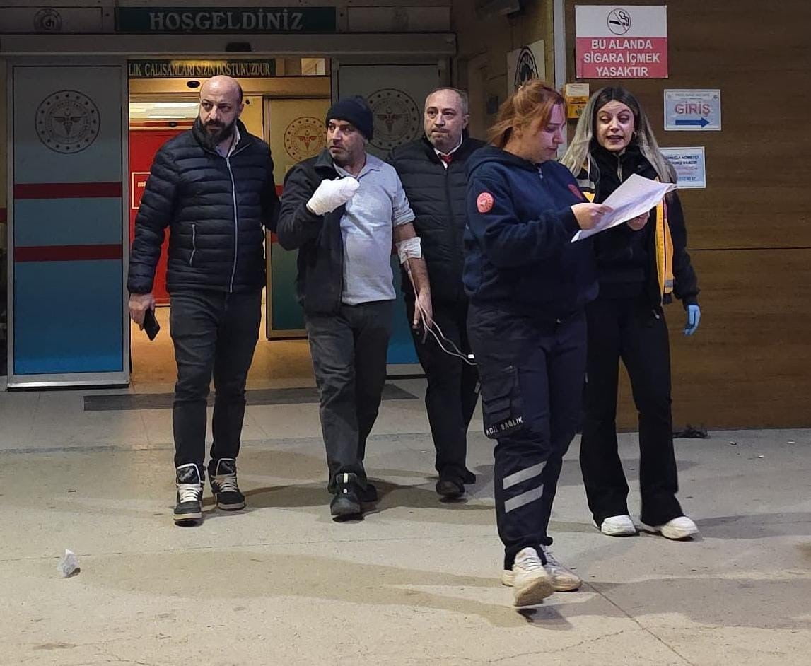 BURSA'NIN İNEGÖL İLÇESİNDE MOBİLYA FABRİKASINDA DAİRE TESTERE İLE PARÇA KESEN İŞÇİ ELİNİ MAKİNEYE...