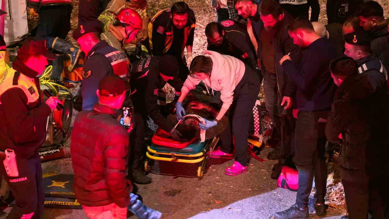 BURSA'NIN İNEGÖL İLÇESİNDE TALAŞ YÜKLÜ TIR DEVRİLDİ; DORSENİN ALTINDA KALARAK SIKIŞAN SÜRÜCÜ...