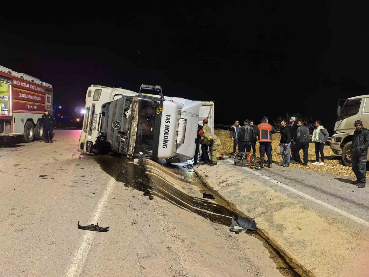 BURSA'NIN İNEGÖL İLÇESİNDE TALAŞ YÜKLÜ TIR DEVRİLDİ; DORSENİN ALTINDA KALARAK SIKIŞAN SÜRÜCÜ...