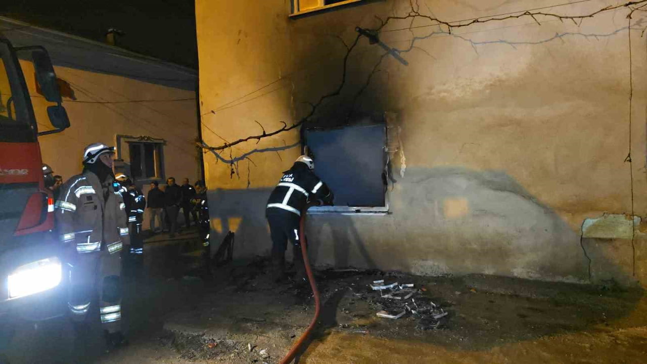 BURSA'NIN İNEGÖL İLÇESİNE BAĞLI KIRSAL DEYDİNLER MAHALLESİNDE 2 KATLI EVDE ÇIKAN YANGIN...