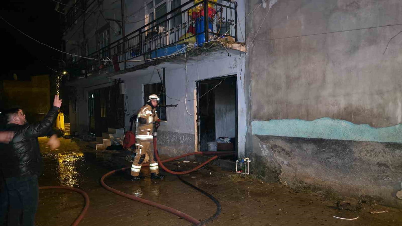 BURSA'NIN İNEGÖL İLÇESİNE BAĞLI KIRSAL DEYDİNLER MAHALLESİNDE 2 KATLI EVDE ÇIKAN YANGIN...