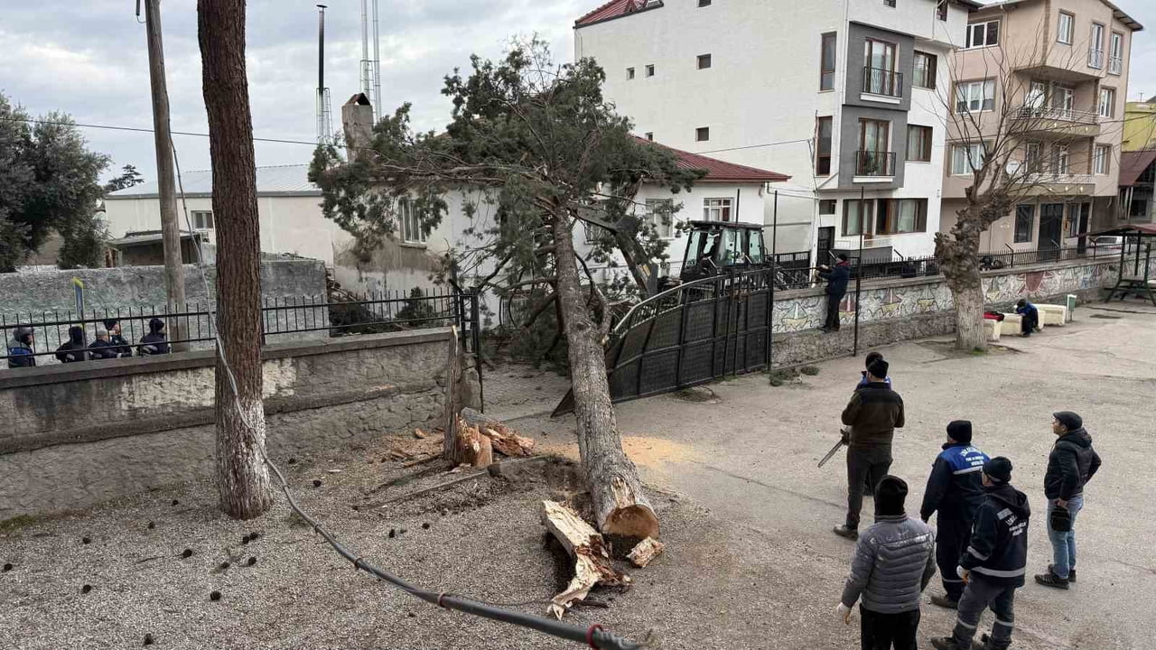 BURSA'NIN İZNİK İLÇESİNDE ETKİLİ OLAN ŞİDDETLİ LODOS, İLKOKUL VE ORTAOKULUN ORTAK KULLANDIĞI OKUL...