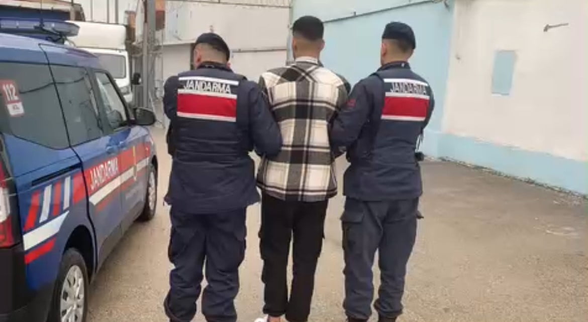 BURSA'NIN İZNİK İLÇESİNDE HAKKINDA 17 YIL 29 AY KESİNLEŞMİŞ HAPİS CEZASI BULUNAN FİRARİ, JANDARMA...