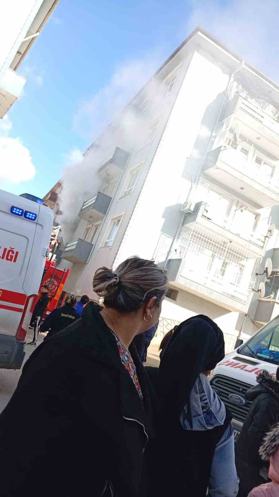 BURSA'NIN KARACABEY İLÇESİNDE 4 KATLI BİR APARTMANIN BİRİNCİ KATINDA YALNIZ KALAN YATALAK ADAM VE...