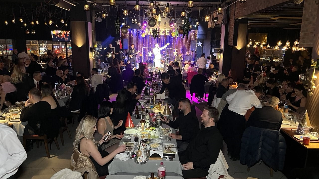 BURSA'NIN SEVİLEN SANATÇISI MEHMET ÇEVİK, YILBAŞI GECESİ BURSALILARA UNUTULMAZ BİR GECE YAŞATTI....