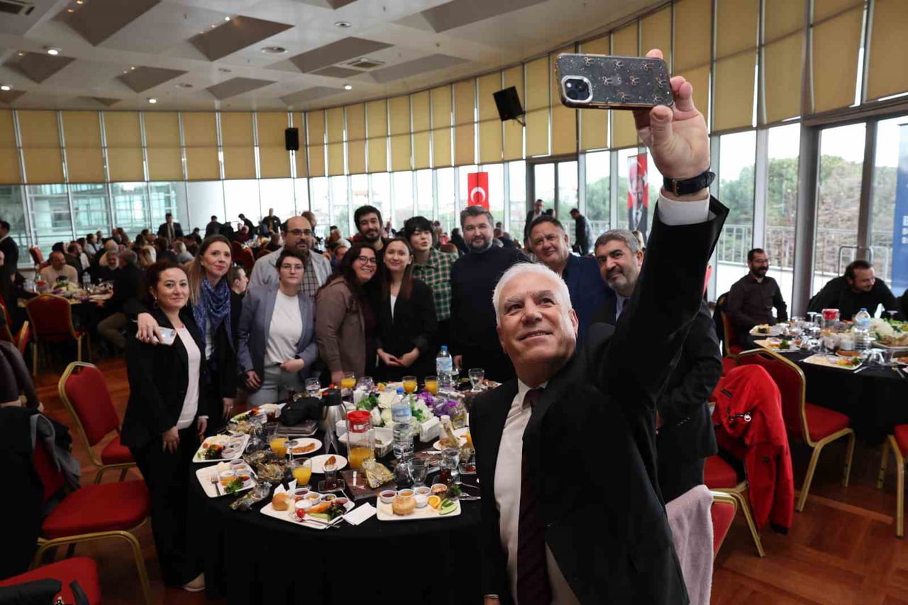 BURSA BÜYÜKŞEHİR BELEDİYE BAŞKANI MUSTAFA BOZBEY, 10 OCAK ÇALIŞAN GAZETECİLER GÜNÜ DOLAYISIYLA...