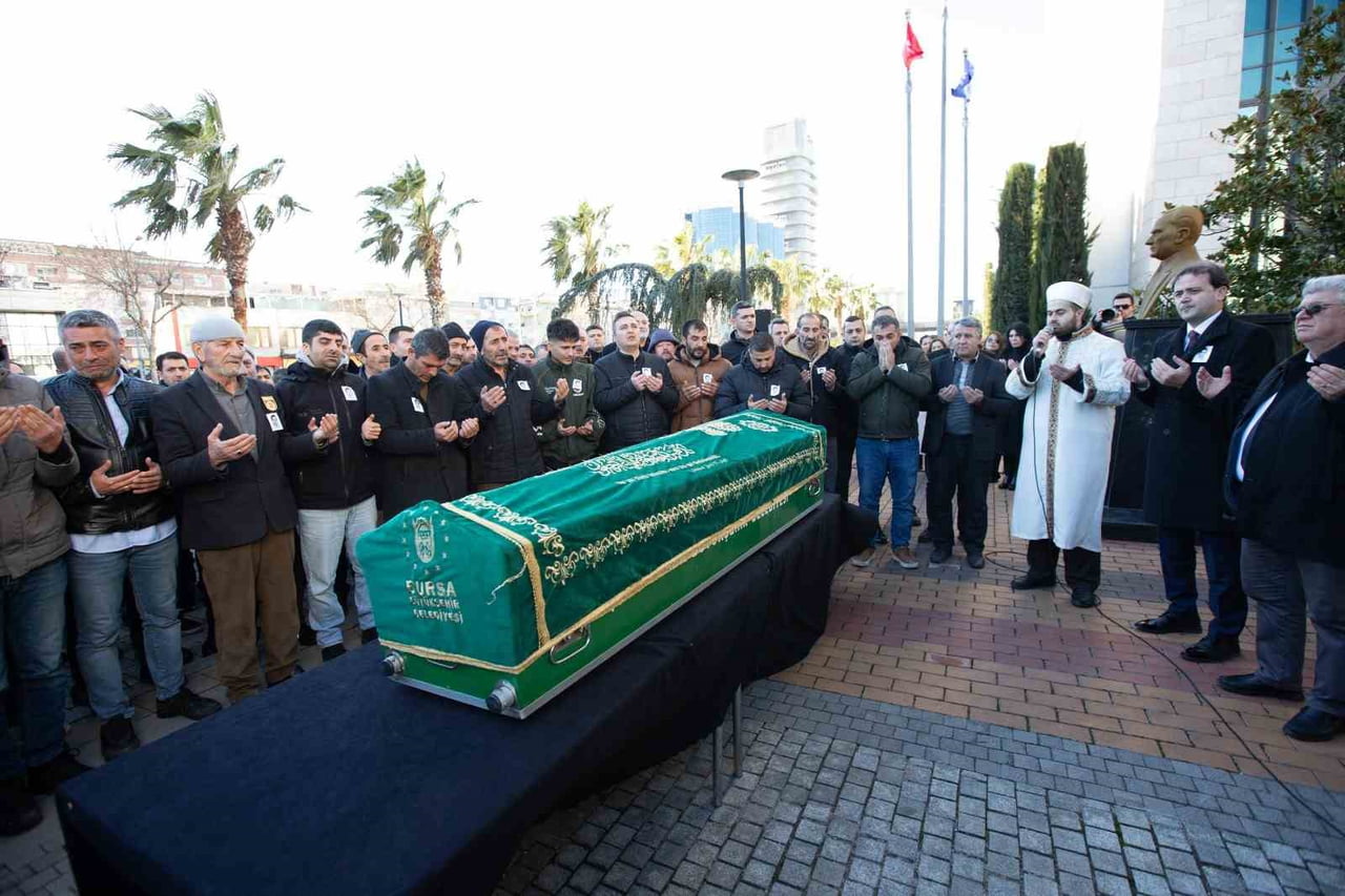 BURSA BÜYÜKŞEHİR BELEDİYESİ BÜNYESİNDE GÖREV YAPAN VE GEÇİRDİĞİ KALP KRİZİ SEBEBİYLE HAYATINI...