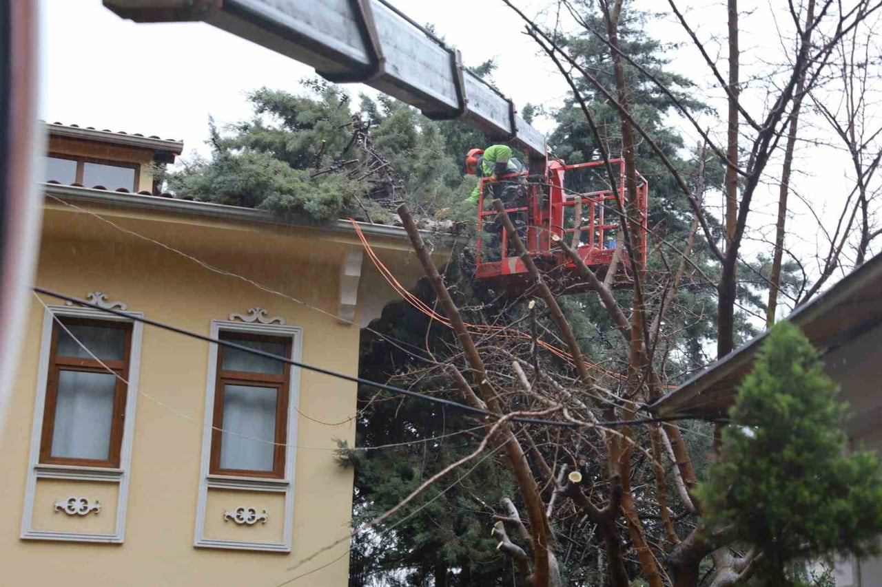 BURSA BÜYÜKŞEHİR BELEDİYESİ, KENT GENELİNDE ETKİLİ OLAN ŞİDDETLİ RÜZGARIN YOL AÇTIĞI...