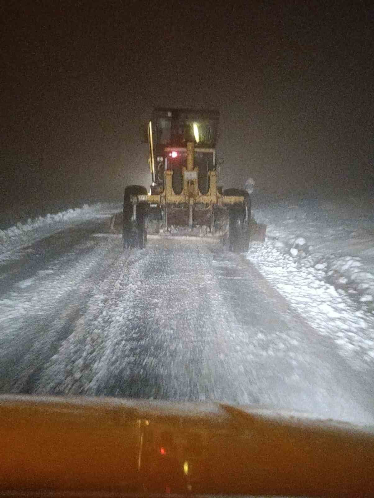 BURSA BÜYÜKŞEHİR BELEDİYESİ, KENTİN FARKLI NOKTALARINDA ETKİLİ OLAN KAR YAĞIŞI SEBEBİYLE KAPANAN...