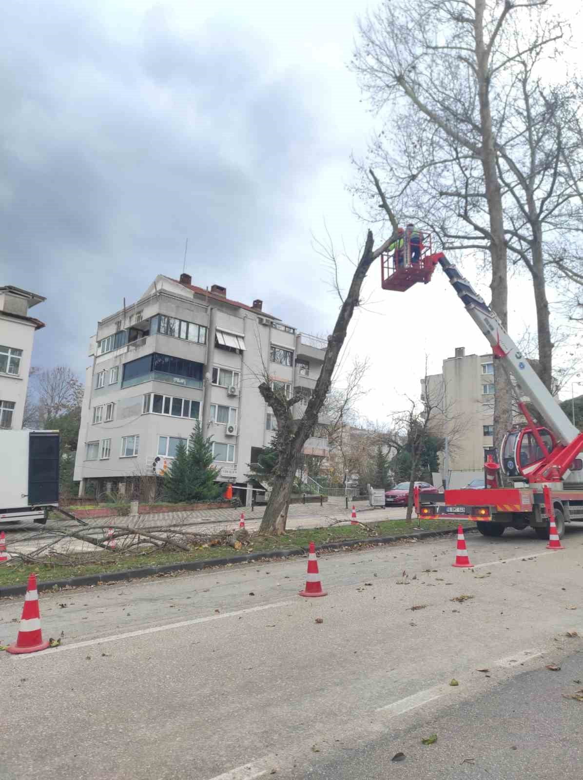 BURSA BÜYÜKŞEHİR BELEDİYESİ’NE BAĞLI EKİPLER KENT GENELİNDE ETKİLİ OLAN ŞİDDETLİ LODOS NEDENİYLE...