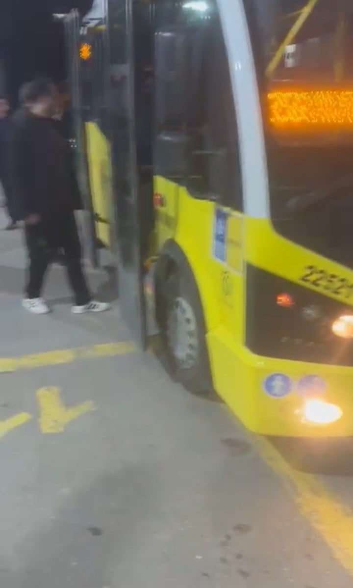 BURSA’DA BELEDİYE OTOBÜSÜNDE KALP KRİZİ GEÇİREN BİR YOLCU, ŞOFÖRÜN HIZLI MÜDAHALESİYLE BURSA ŞEHİR...