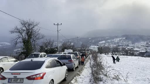 Bursa’da düzenlenen Kış Festivali, yoğun katılım nedeniyle trafik ve ulaşımda aksamalara neden...