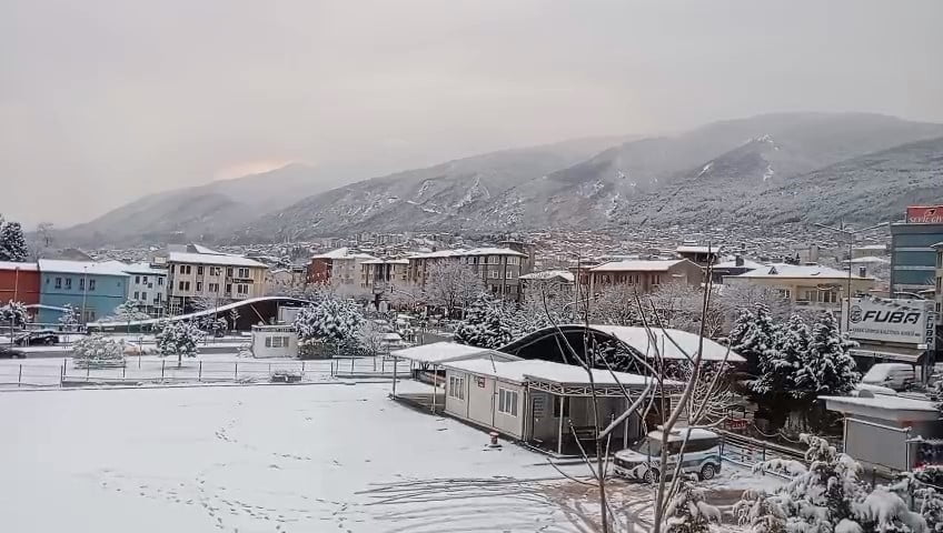 BURSA’DA SABAH SAATLERİNDE ETKİLİ OLAN KAR YAĞIŞI KENTİ BEYAZA BÜRÜDÜ. HAVA SICAKLIĞININ EKSİ 2...