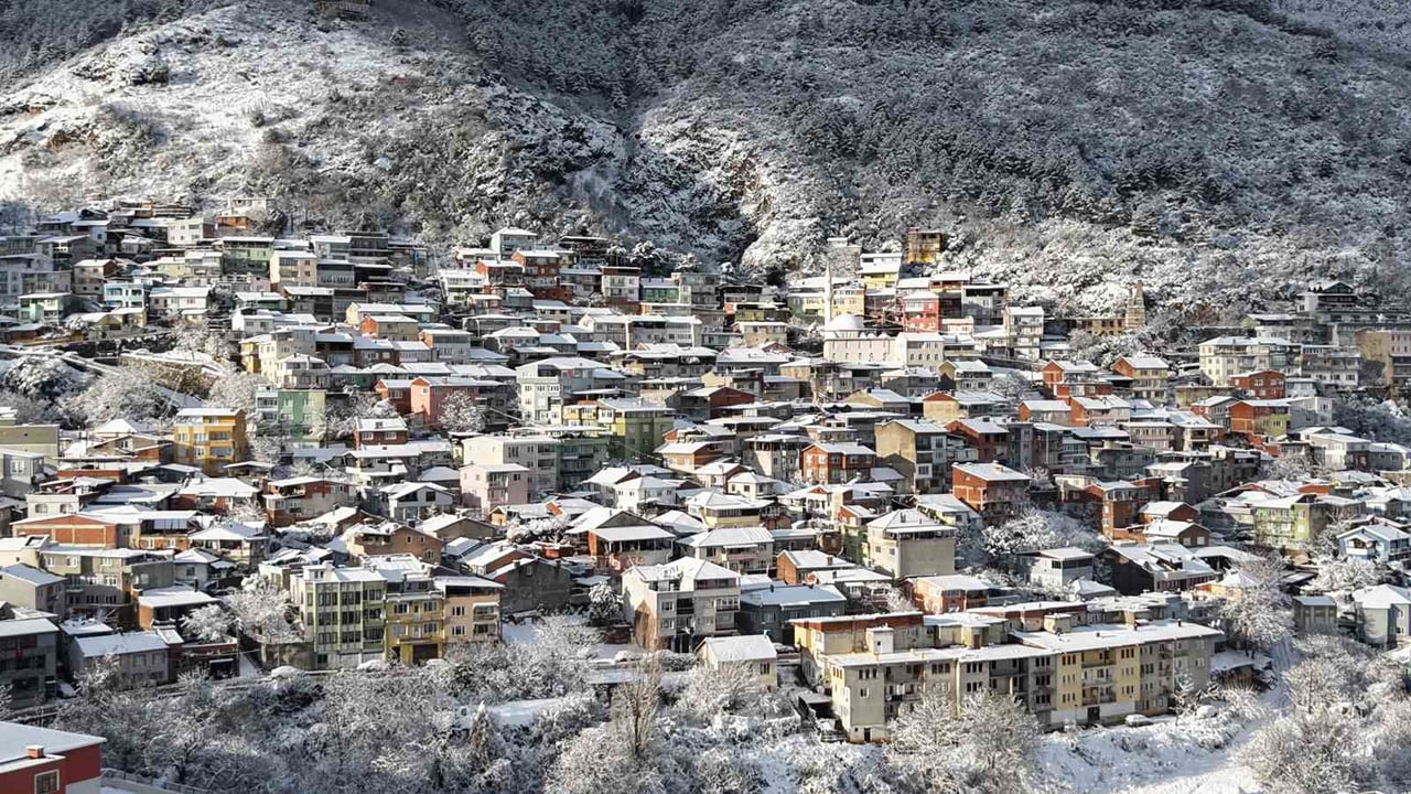 BURSA’DA ŞEHİR MERKEZİNE YAĞAN KAR YAĞIŞIYLA BİRLİKTE ULUDAĞ'IN ETEKLERİNDEKİ TARİHİ EVLER...