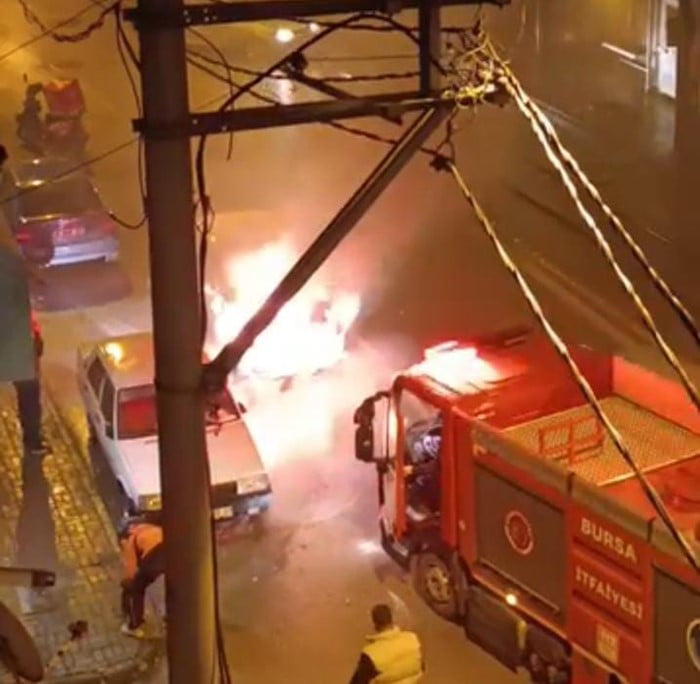 BURSA’DA SEYİR HALİNDEKİ OTOMOBİL KÜLE DÖNDÜ
