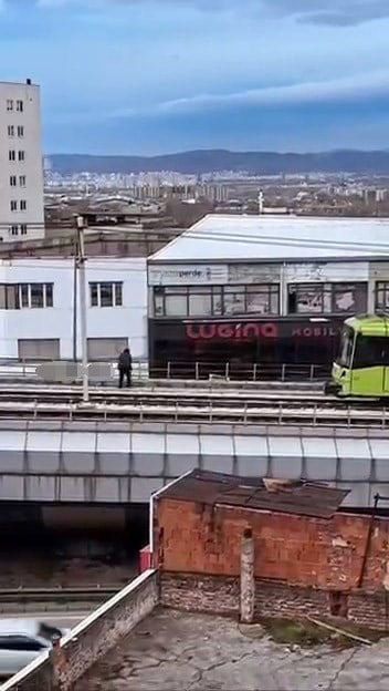 BURSA’DA ŞİDDETLİ RÜZGARIN KOPARDIĞI TABELA METRO RAYLARINA KADAR SÜRÜKLENDİ. TABELAYI KALDIRMAK...