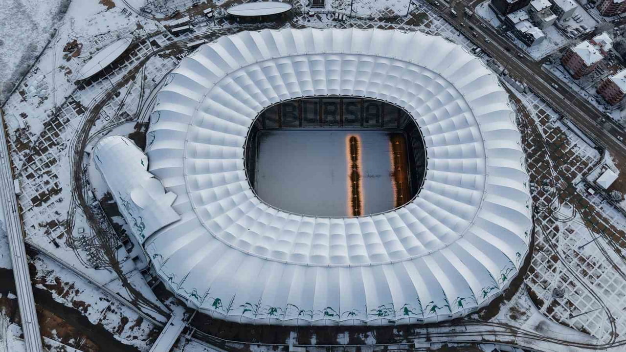 BURSA’DA SİMGE HALİNE GELEN MEKANLAR BEYAZA BÜRÜNÜRKEN, TİMSAH ARENA STADYUMU'NUN KARLA KAPLI HALİ...