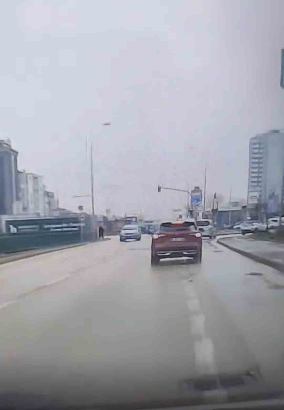 BURSA’DA TERS ŞERİDE GİREN OTOMOBİL PANİĞE NEDEN OLDU