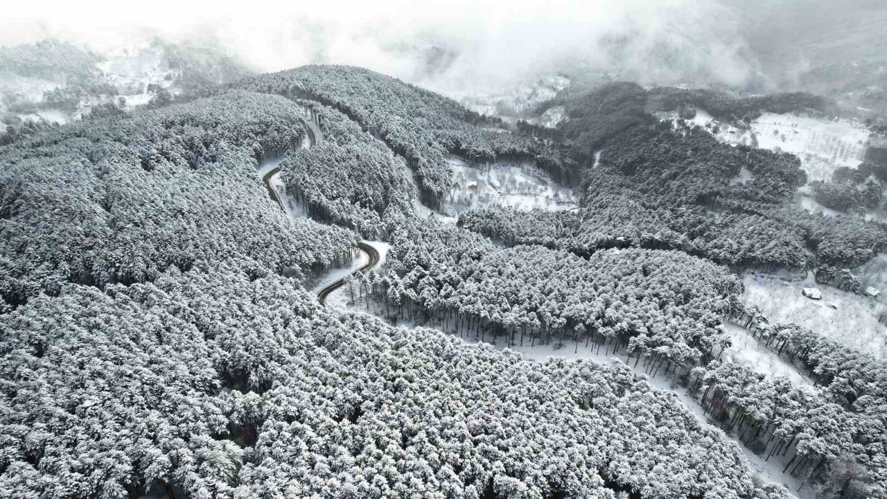 BURSA’DA, ULUDAĞ’IN VİRAJLI YOLLARI DRON İLE HAVADAN GÖRÜNTÜLENDİ. DOĞAYLA İÇ İÇE UZANAN YOLLARIN...