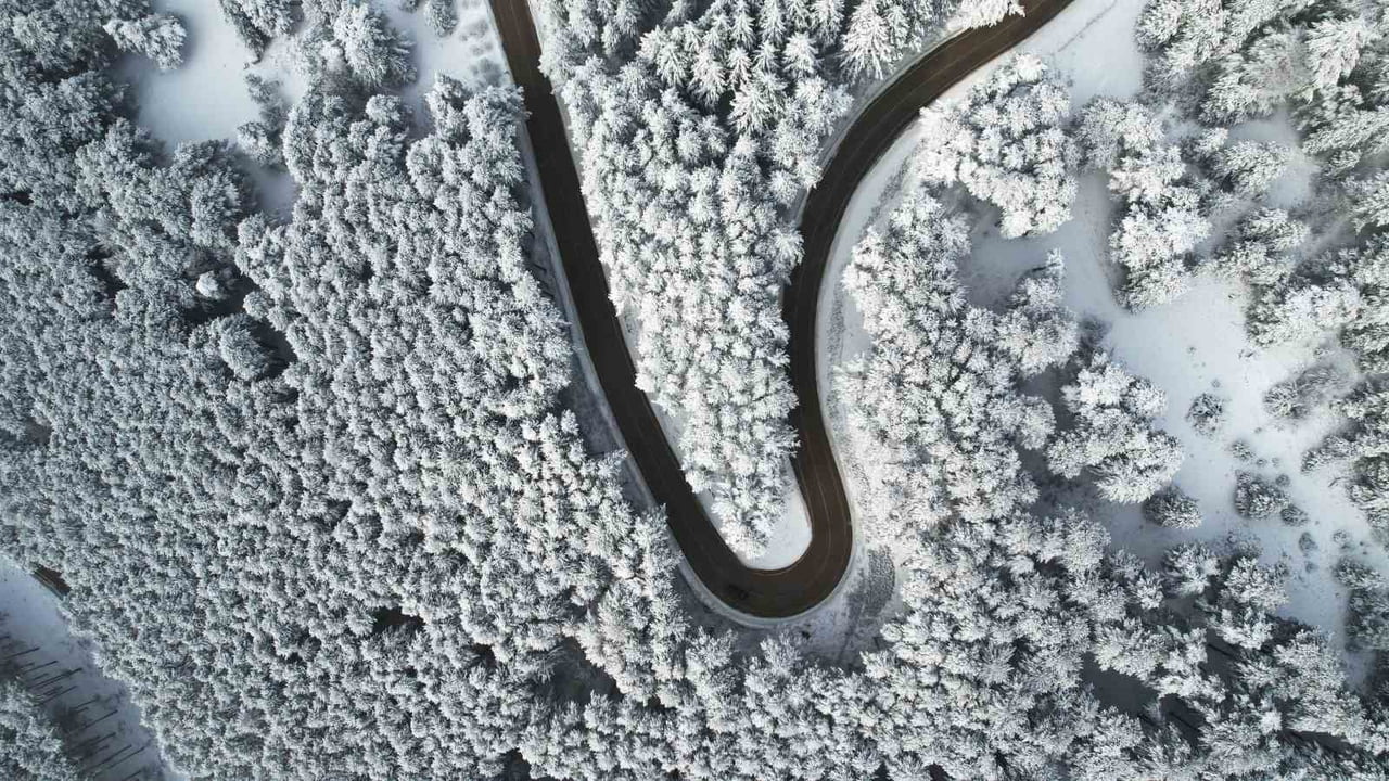 BURSA’DA, ULUDAĞ’IN VİRAJLI YOLLARI DRON İLE HAVADAN GÖRÜNTÜLENDİ. DOĞAYLA İÇ İÇE UZANAN YOLLARIN...