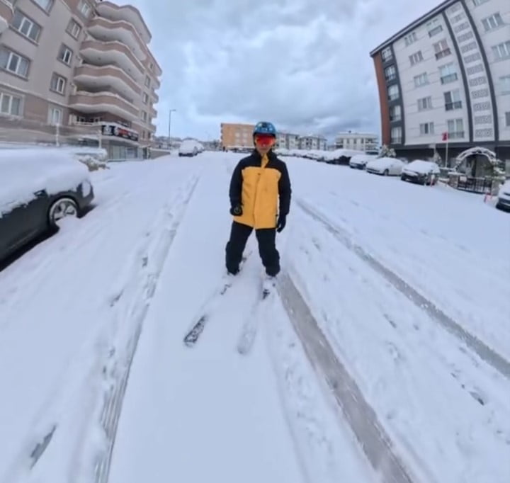 BURSA’DA YOĞUN KAR YAĞIŞI SONRASI BİR VATANDAŞ, İŞE KAYAK YAPARAK GİTTİĞİ ANLARI...