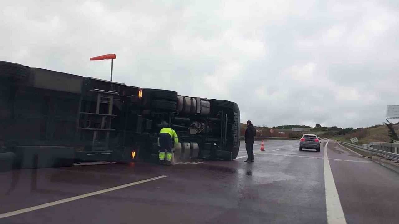 BURSA İSTANBUL OTOBANINDA FIRTINA VİYADÜKTEN GEÇEN BİR TIRI DEVİRDİ. TIR SÜRÜCÜSÜ KAZAYI HAFİF...