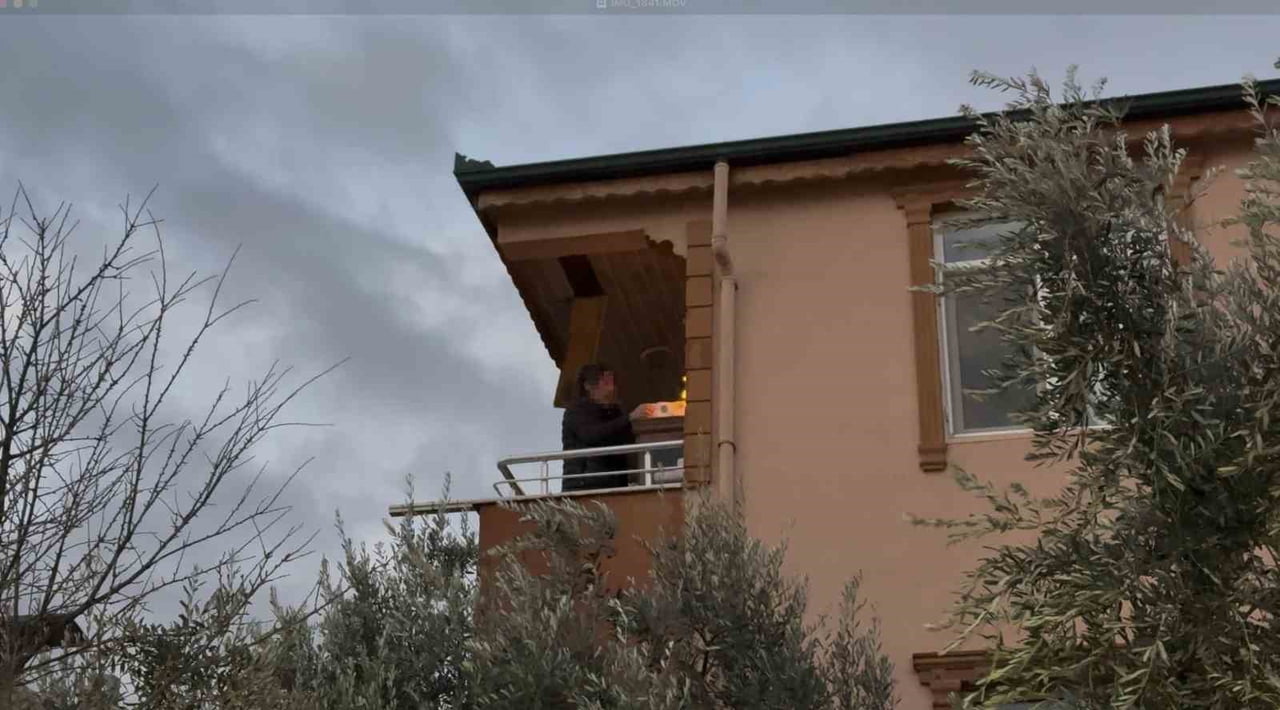 BURSA’NIN İZNİK İLÇESİNDE İKİ KATLI BİR EVİN ÇATI KATINDA ÇIKAN YANGIN, LODOSUN ETKİSİYLE...