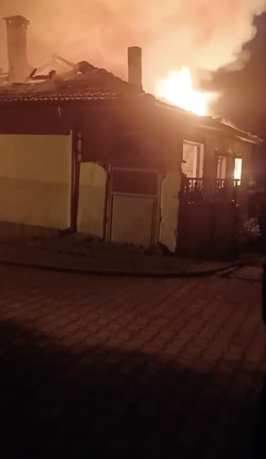 BURSA’NIN KARACABEY İLÇESİNE BAĞLI GÖNÜ MAHALLESİ’NDE BİR EVDE ELEKTRİK KONTAĞINDAN ÇIKTIĞI...