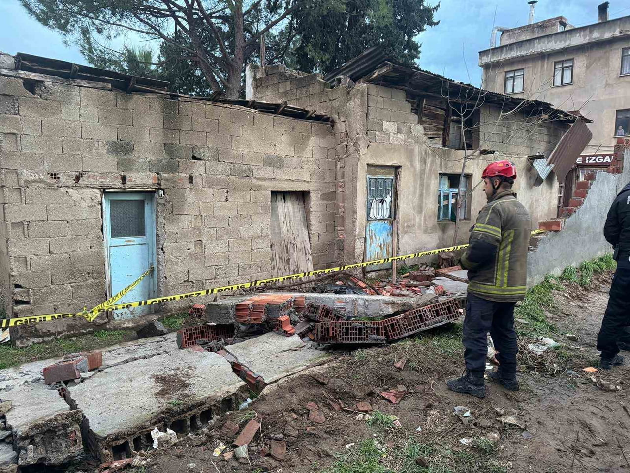 BURSA’NIN KESTEL İLÇESİNDE ETKİLİ OLAN LODOS NEDENİYLE ÇÖKEN DUVARIN ALTINDA KALAN 22 YAŞINDAKİ...