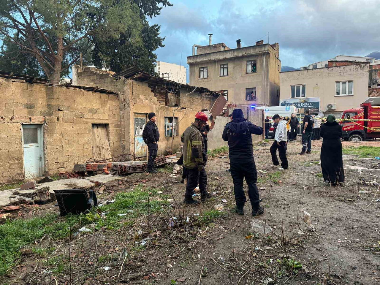 BURSA’NIN KESTEL İLÇESİNDE ETKİLİ OLAN LODOS NEDENİYLE ÇÖKEN DUVARIN ALTINDA KALAN 22 YAŞINDAKİ...