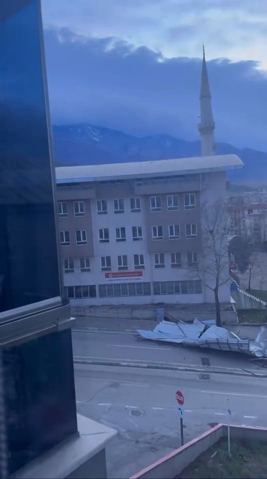 BURSA’NIN KESTEL İLÇESİNDE ETKİLİ OLAN ŞİDDETLİ RÜZGAR, BİR CAMİNİN ÇATISINI UÇURDU. O ANLAR CEP...