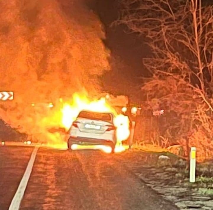 BURSA’NIN KESTEL İLÇESİNDE SEYİR HALİNDEKİ BİR OTOMOBİL, MOTOR KISMINDAN ÇIKAN YANGIN SONUCU ALEV...