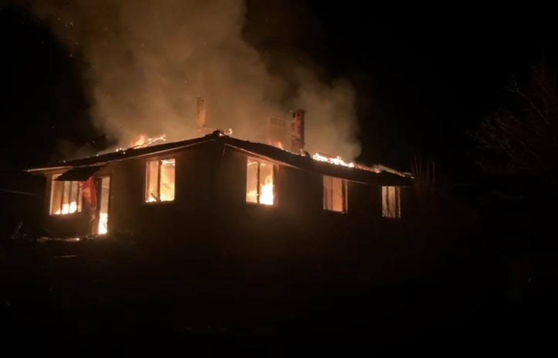 BURSA’NIN ORHANELİ İLÇESİNDE BİR EVDE ÇIKAN YANGINDA ALEVLER BÜYÜDÜKÇE VATANDAŞLARDA PANİĞE NEDEN...