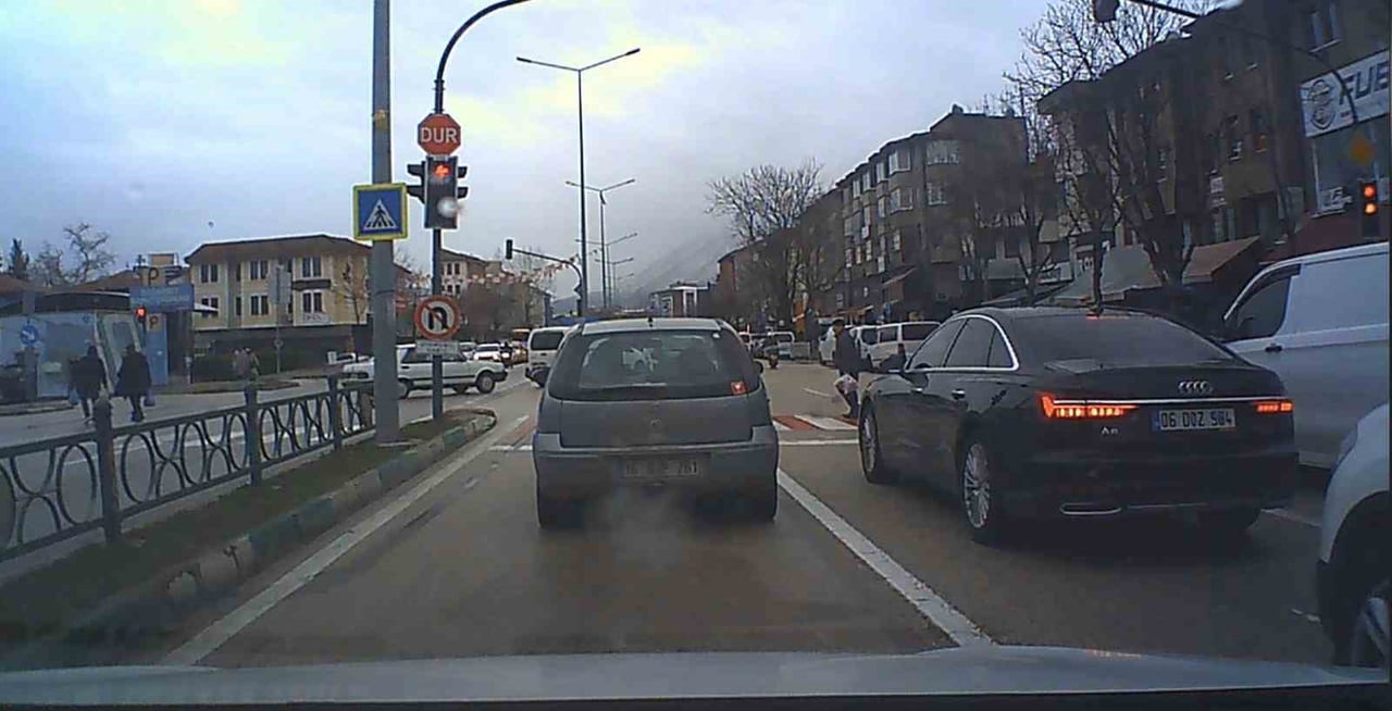 BURSA’NIN OSMANGAZİ İLÇESİ HAŞİM İŞCAN CADDESİ’NDE TRAFİK IŞIKLARINDA YAPILAN TEHLİKELİ İHLAL...