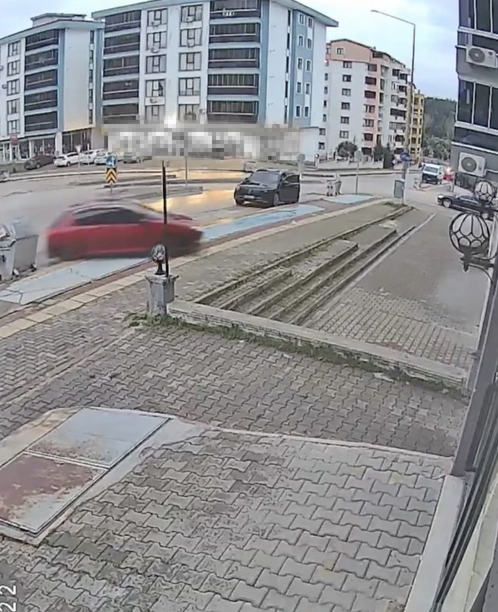 BURSA’NIN OSMANGAZİ İLÇESİNDE DİREKSİYON DERSİ SIRASINDA SÜRÜCÜNÜN FREN YERİNE GAZA BASMASI SONUCU...