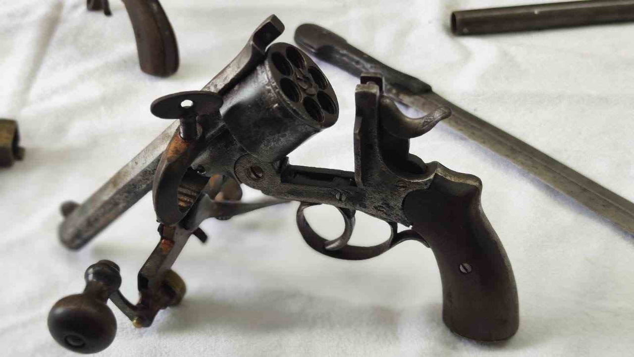 BURSA’NIN OSMANGAZİ İLÇESİNDE DÜZENLENEN OPERASYONDA, ÇOK SAYIDA TARİHİ ESER NİTELİĞİNDE SİLAH VE...