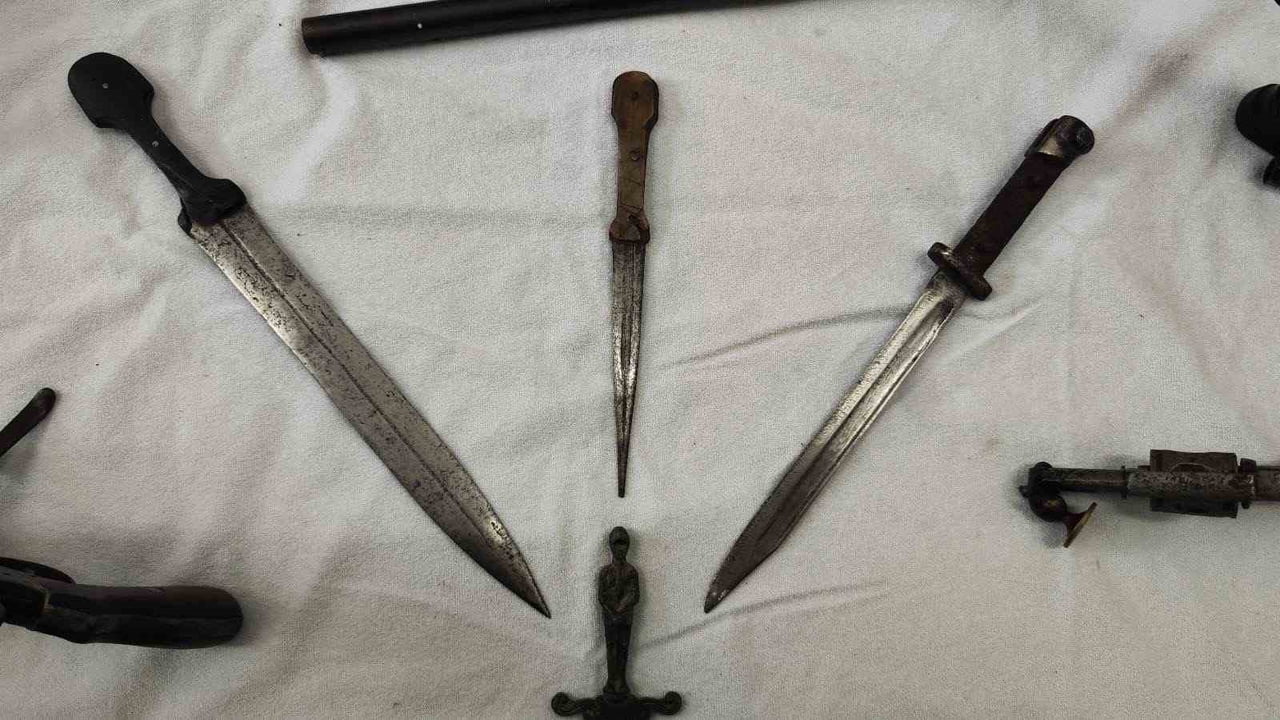 BURSA’NIN OSMANGAZİ İLÇESİNDE DÜZENLENEN OPERASYONDA, ÇOK SAYIDA TARİHİ ESER NİTELİĞİNDE SİLAH VE...