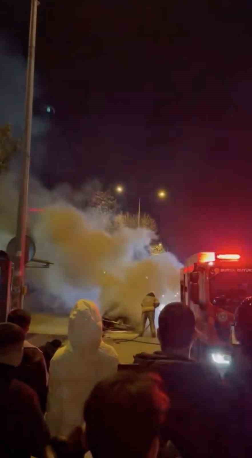 BURSA’NIN OSMANGAZİ İLÇESİNDE MERİNOS KAVŞAĞI’NDA SEYİR HALİNDEYKEN HENÜZ BİLİNMEYEN BİR NEDENLE...