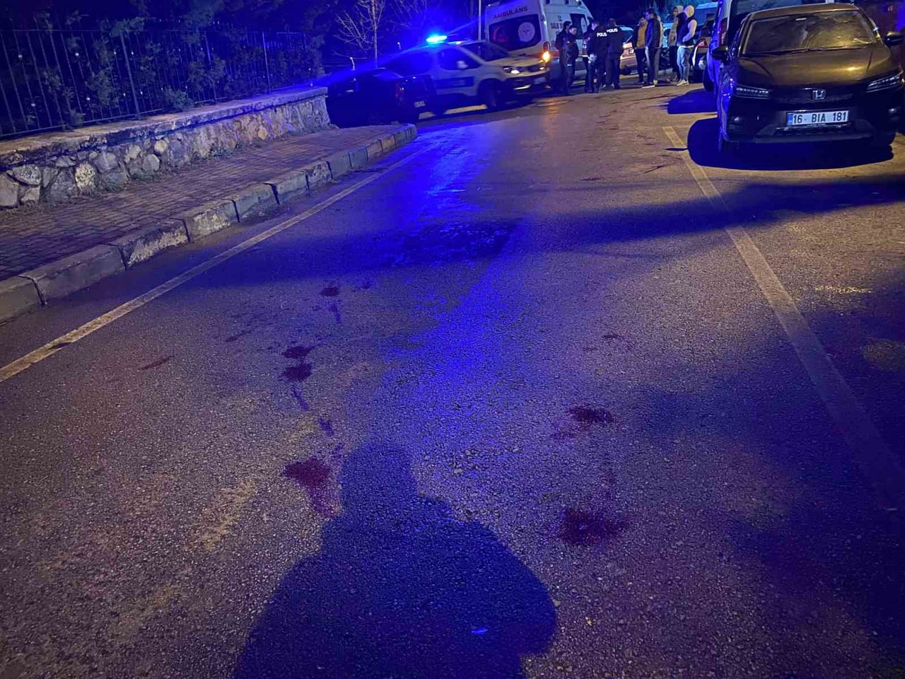 BURSA’NIN YILDIRIM İLÇESİNDE ALACAK VERECEK MESELESİ NEDENİYLE ÇIKAN TARTIŞMA KISA SÜREDE BIÇAKLI...