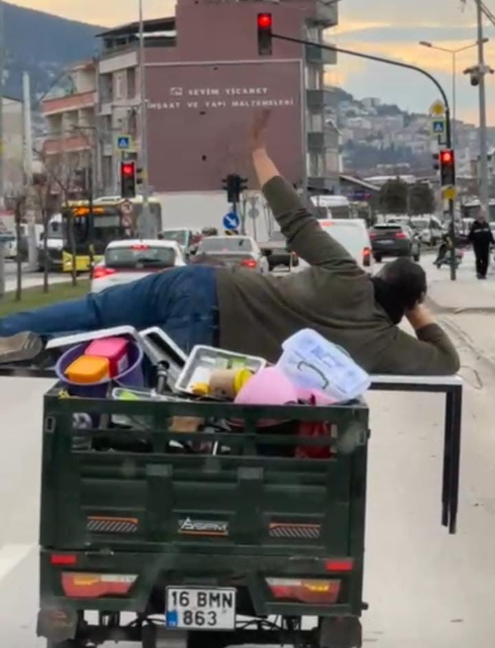 BURSA TRAFİĞİNDE MOTORUN ÜZERİNDE YATARAK İLERLEYEN ŞAHIS TRAFİKTEKİ RAHAT TAVIRLARIYLA DİKKAT...