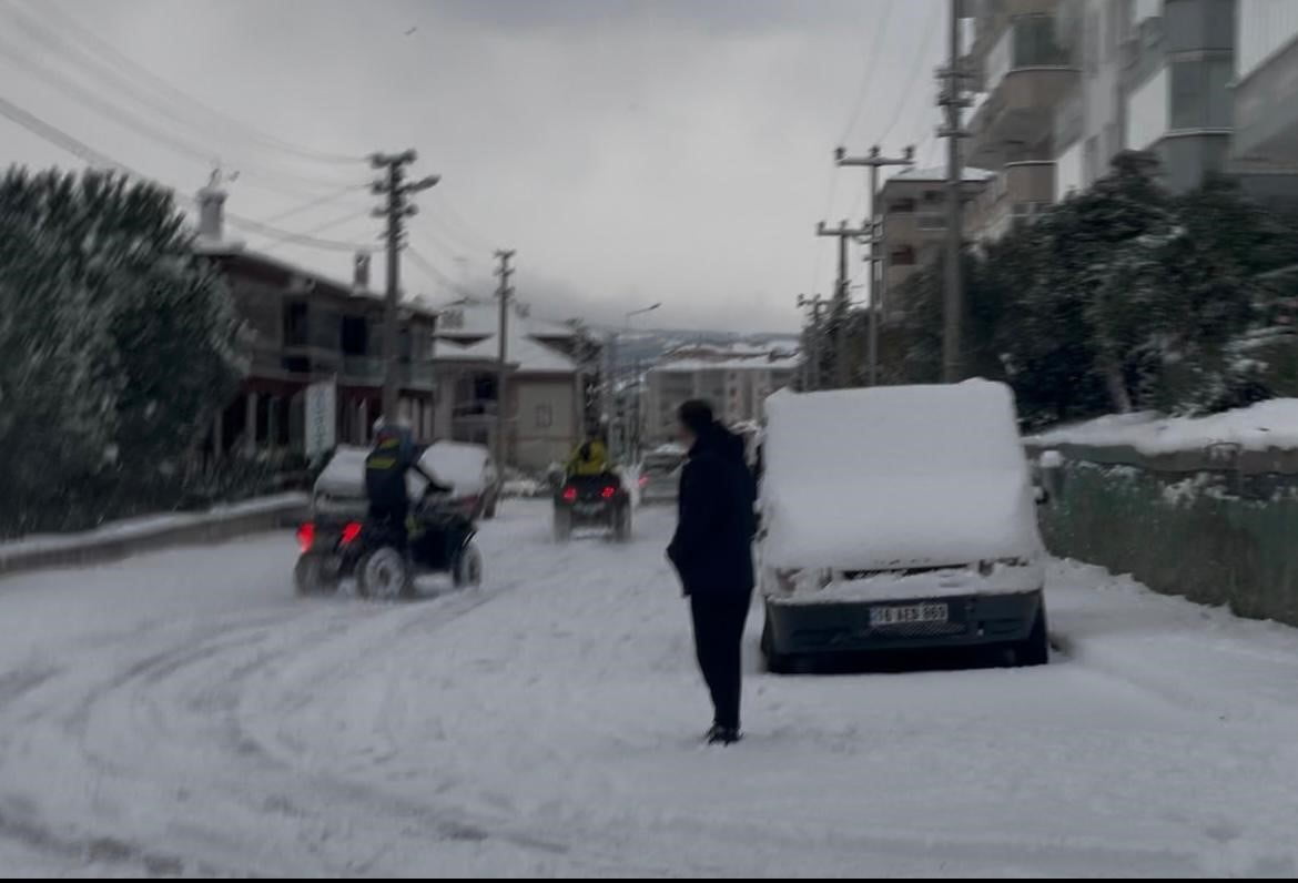 BURSA YENİ YILA VE GÜNE KARLA UYANDI