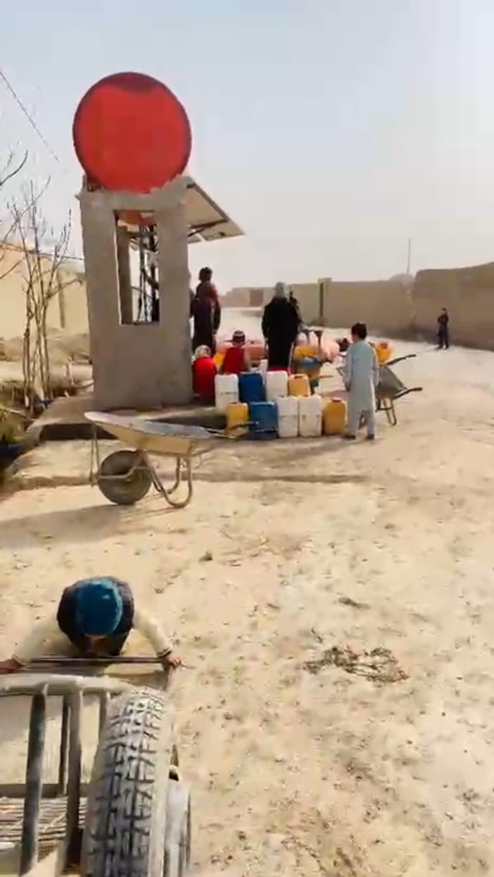 BURSALI HAYIRSEVER HANIMLARIN YARDIMLARI SINIRLARI AŞTI: AFGANİSTAN’DA SU KUYUSU AÇILDI