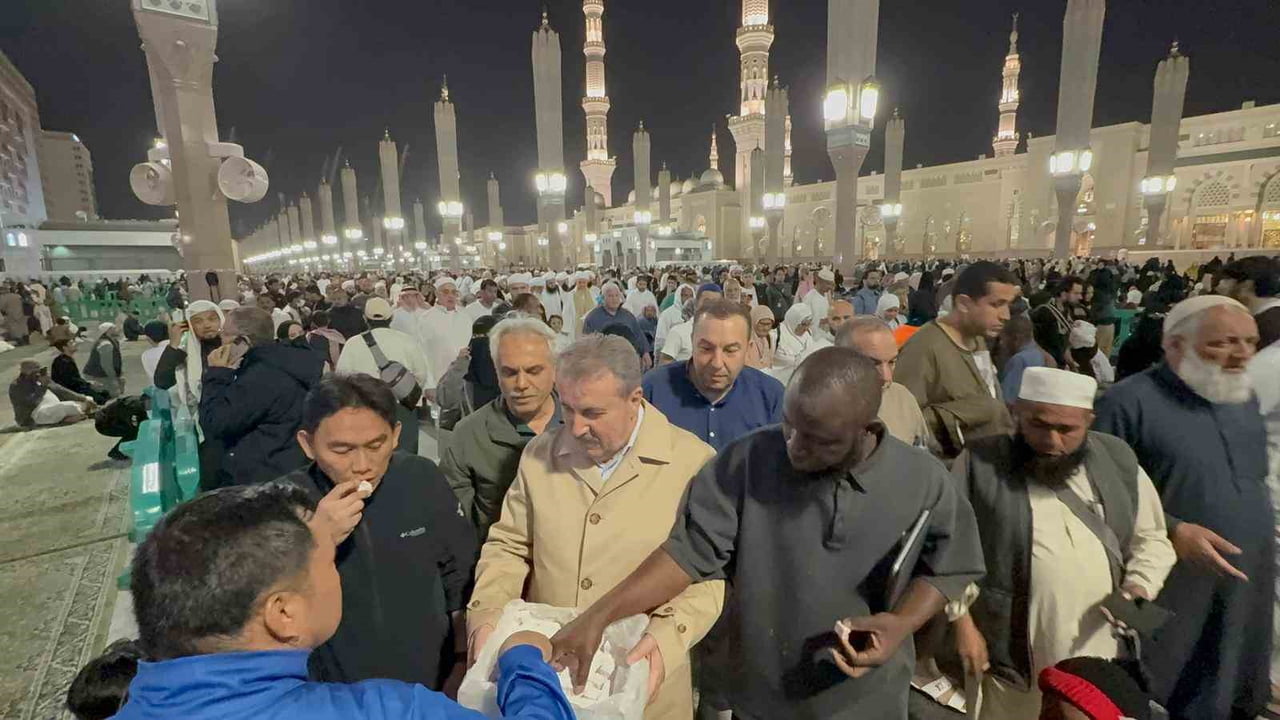 BÜYÜK BİRLİK PARTİSİ GENEL BAŞKANI MUSTAFA DESTİCİ, UMRE ZİYARETİ KAPSAMINDA BULUNDUĞU KUTSAL...