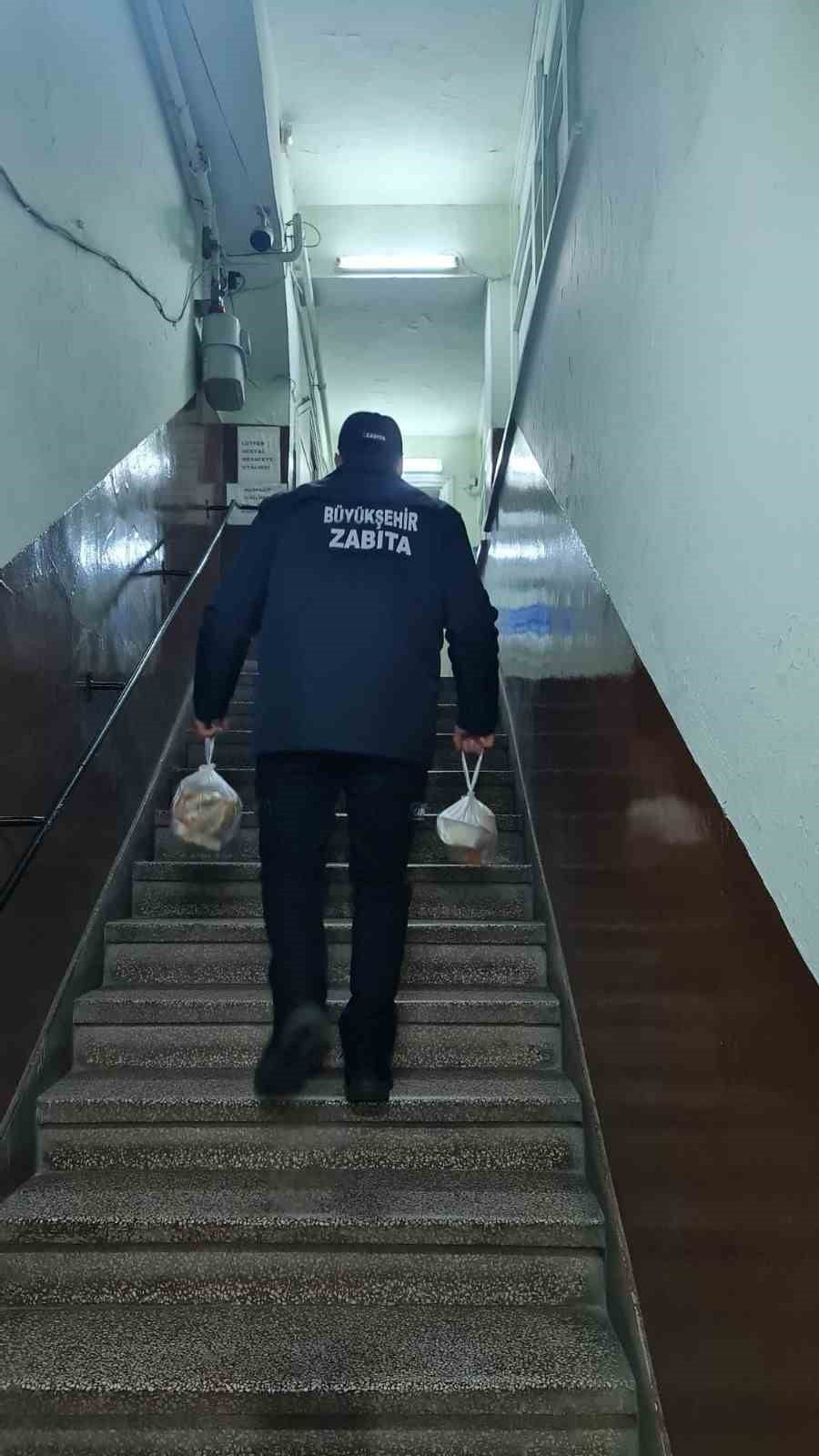 BÜYÜKŞEHİR BELEDİYESİ, ZORLU HAVA KOŞULLARINDA DA KİMSEYİ YALNIZ BIRAKMIYOR