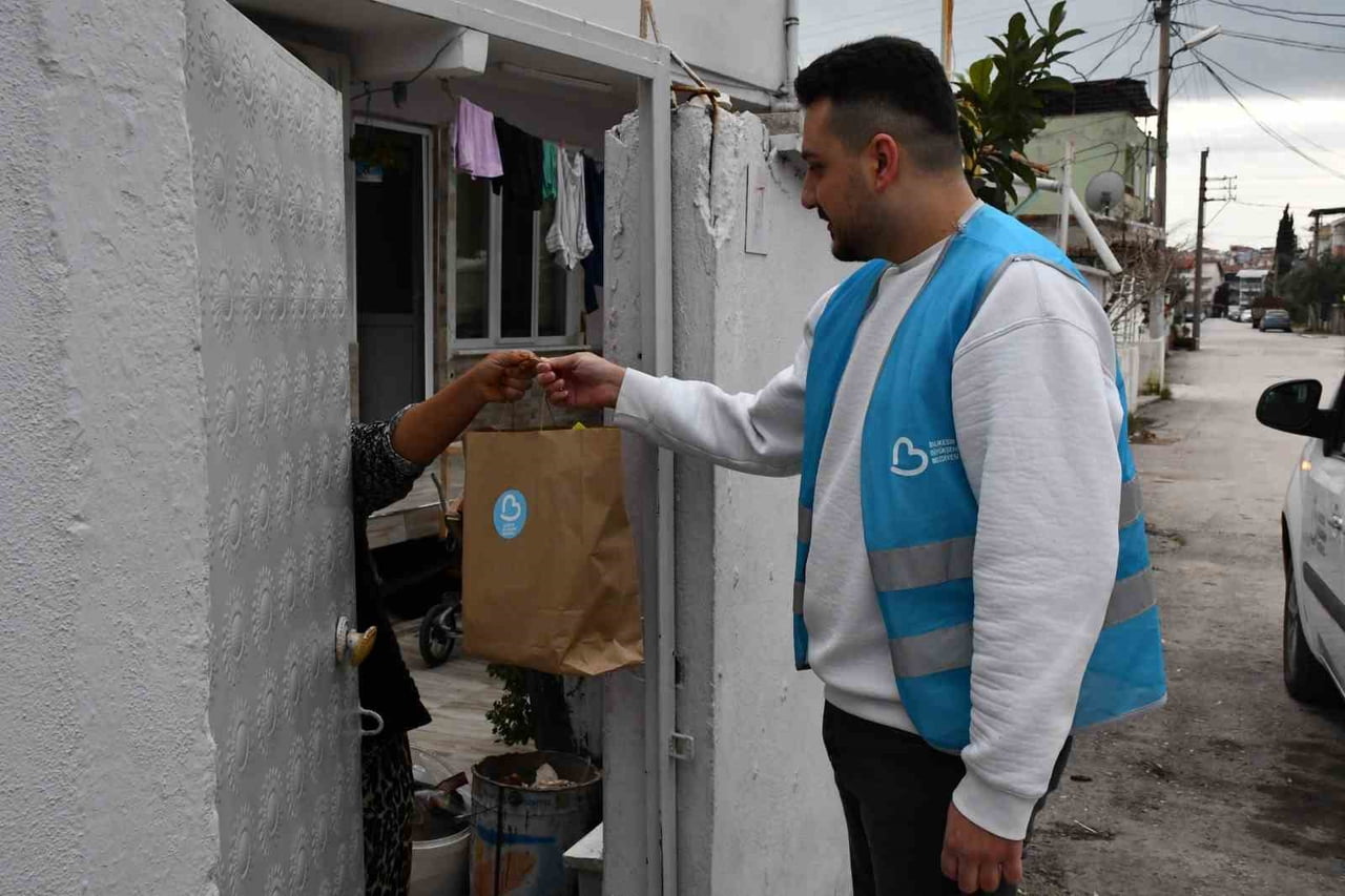 BÜYÜKŞEHİR’İN BESLENME PAKETİ DESTEĞİ AİLELERİ DE, ÖĞRENCİLERİ DE SEVİNDİRİYOR