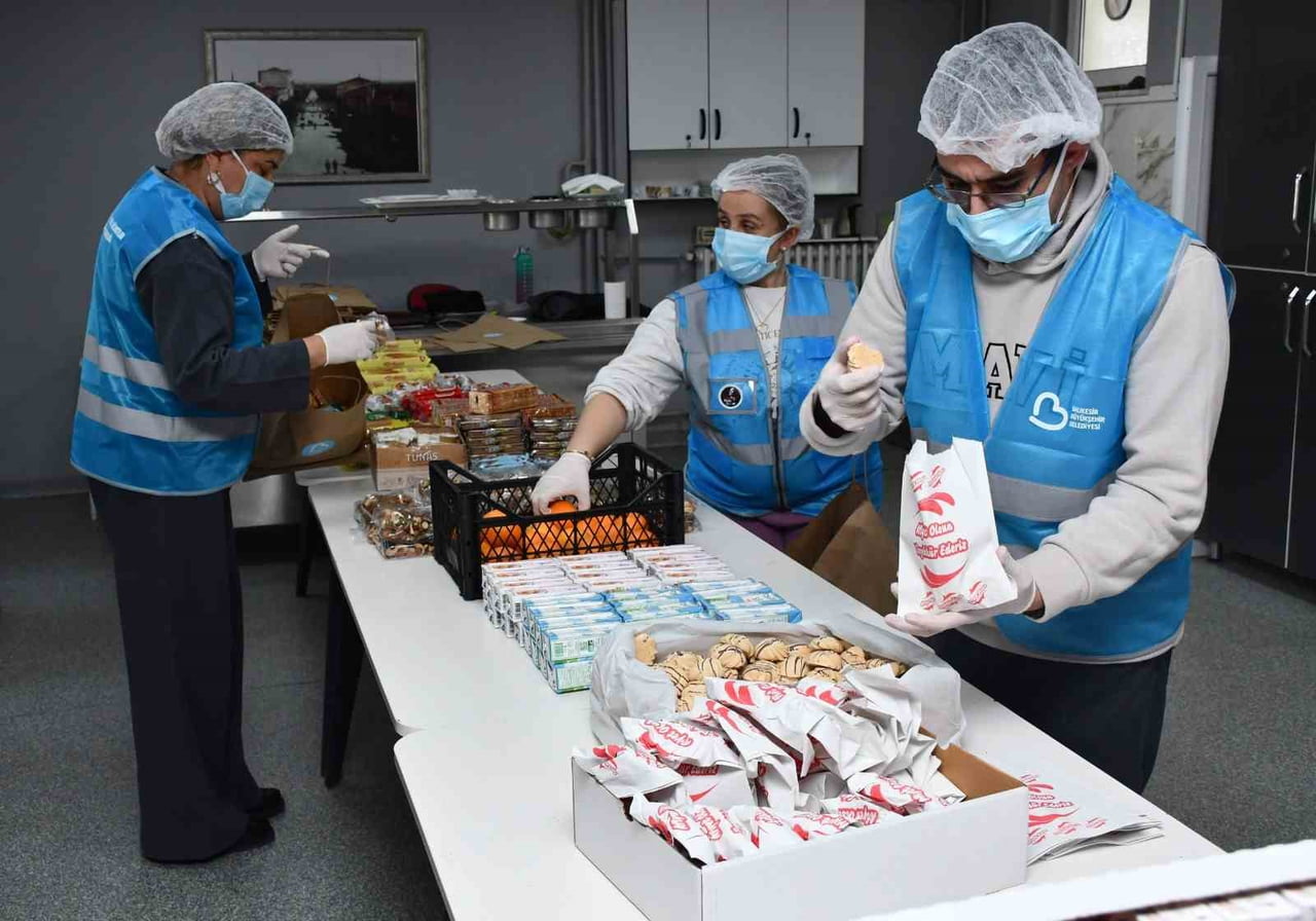 BÜYÜKŞEHİR’İN BESLENME PAKETİ DESTEĞİ AİLELERİ DE, ÖĞRENCİLERİ DE SEVİNDİRİYOR