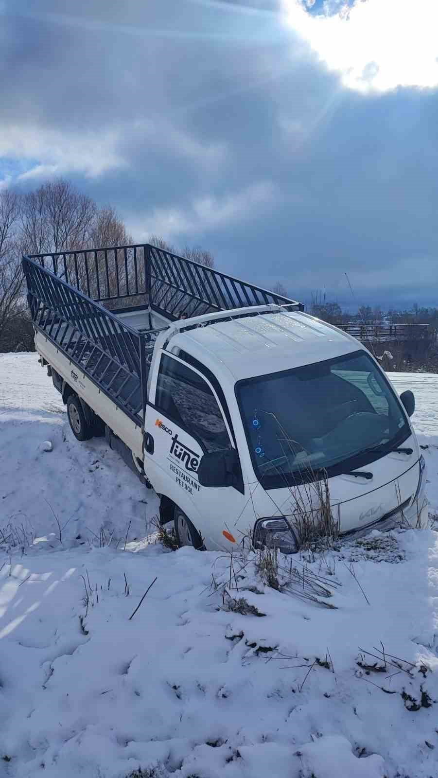 BUZLU YOLDA KAYAN ARAÇ KAZA YAPTI; 1 YARALI