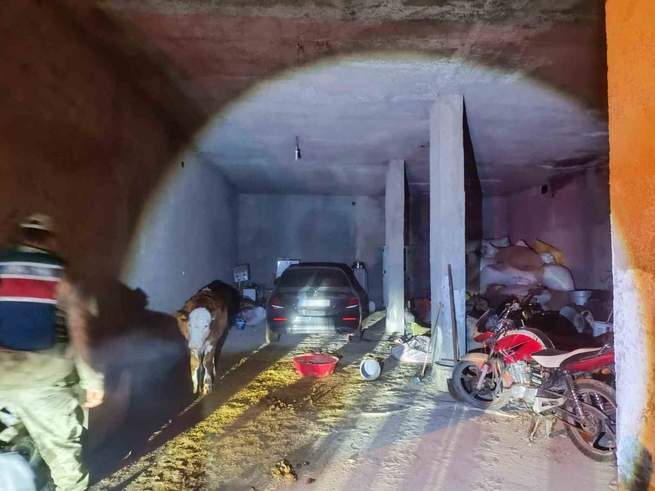 ÇALINTI OTOMOBİL AHIRDA BULUNDU